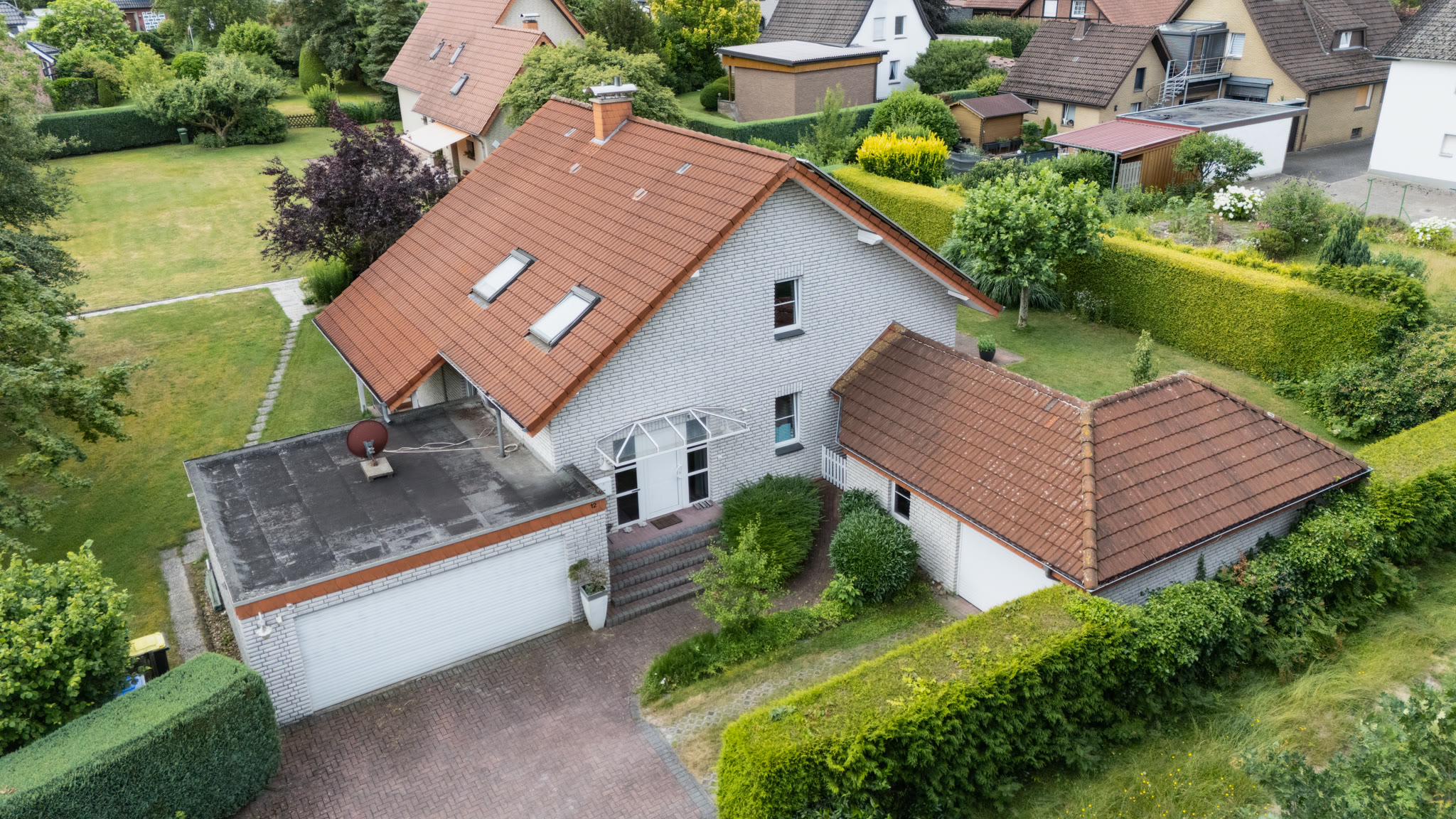 Bearbeitete Drohnenaufnahme eines Einfamilienhauses